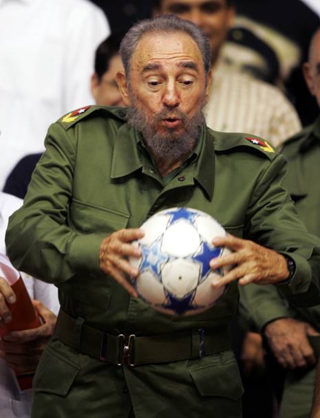Fidel Castro si prepara a lanciare un pallone da calcio durante l&#39;inaugurazione dei giochi che coinvolgono atleti principalmente cubani e venezuelani a L&#39;Avana il 17 giugno 2005. REUTERS